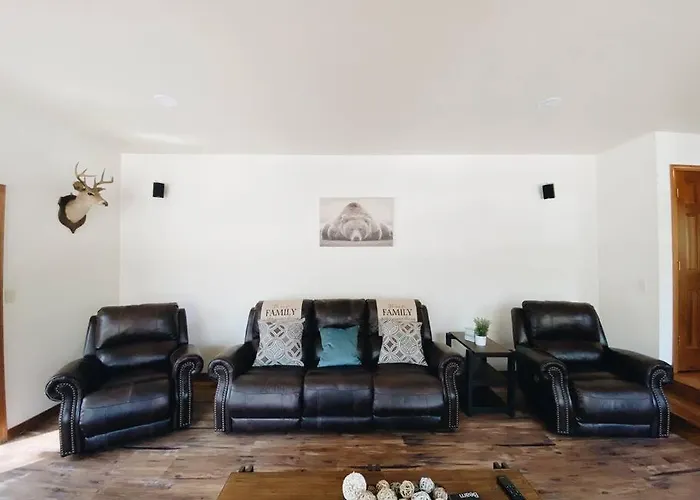 Kathys Cabin, King Bed, Hot Tub, Near-nau & Downtown Attractions, Perfect Year-round Mountain Getaway *