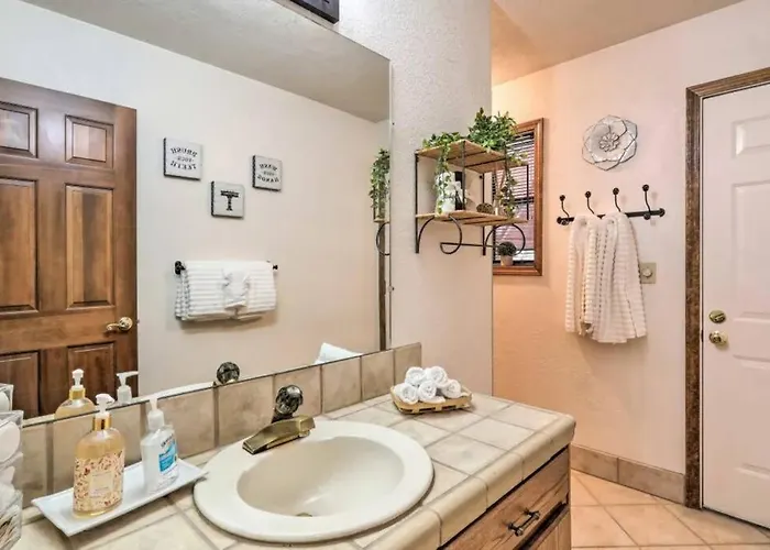 Kathys Cabin, King Bed, Hot Tub, Near-nau & Downtown Attractions, Perfect Year-round Mountain Getaway Holiday home