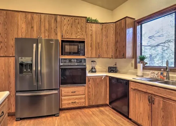 Kathys Cabin, King Bed, Hot Tub, Near-nau & Downtown Attractions, Perfect Year-round Mountain Getaway *