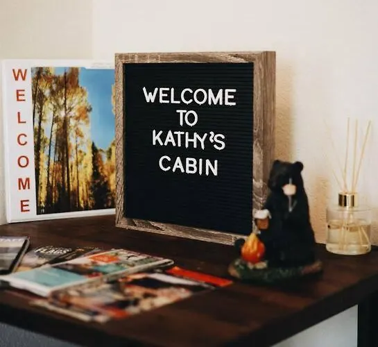 Kathys Cabin, King Bed, Hot Tub, Near-nau & Downtown Attractions, Perfect Year-round Mountain Getaway