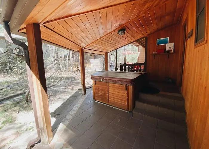 Kathys Cabin, King Bed, Hot Tub, Near-nau & Downtown Attractions, Perfect Year-round Mountain Getaway