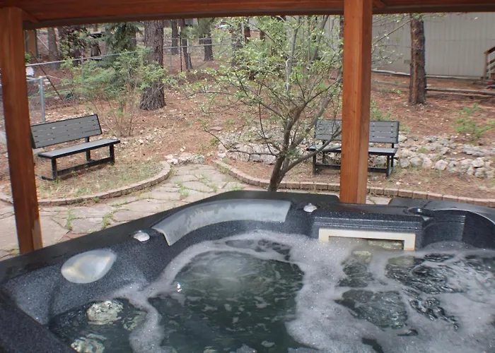 Holiday home Kathys Cabin, King Bed, Hot Tub, Near-nau & Downtown Attractions, Perfect Year-round Mountain Getaway *