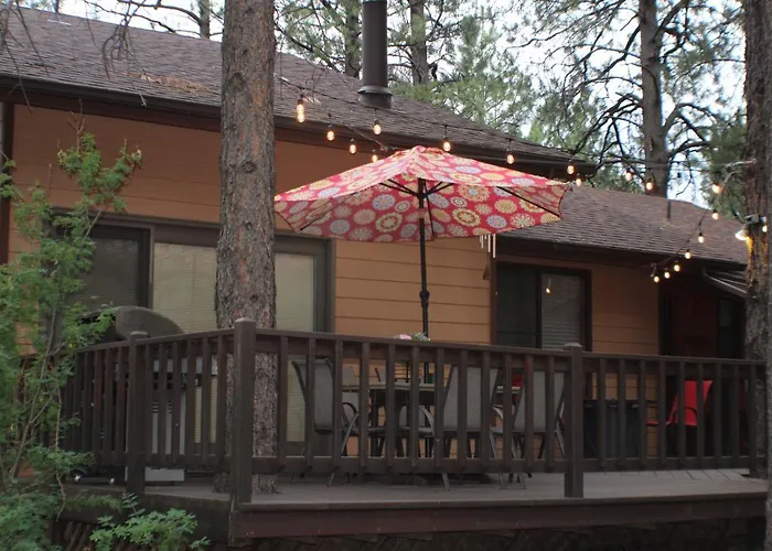 Kathys Cabin, King Bed, Hot Tub, Near-nau & Downtown Attractions, Perfect Year-round Mountain Getaway Holiday home
