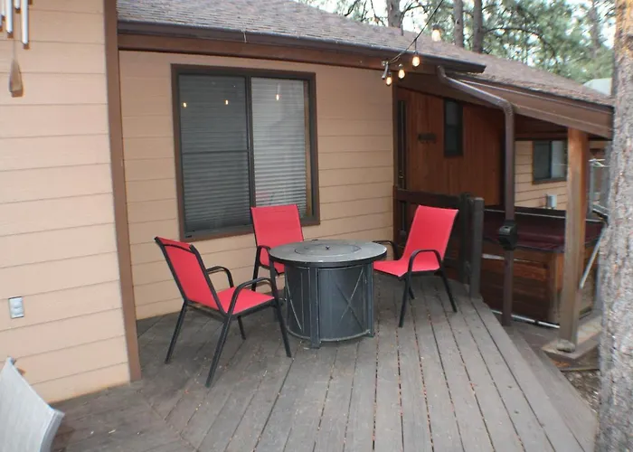 Kathys Cabin, King Bed, Hot Tub, Near-nau & Downtown Attractions, Perfect Year-round Mountain Getaway Holiday home