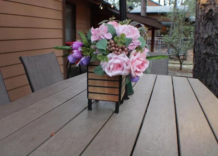 Holiday home Kathys Cabin, King Bed, Hot Tub, Near-nau & Downtown Attractions, Perfect Year-round Mountain Getaway