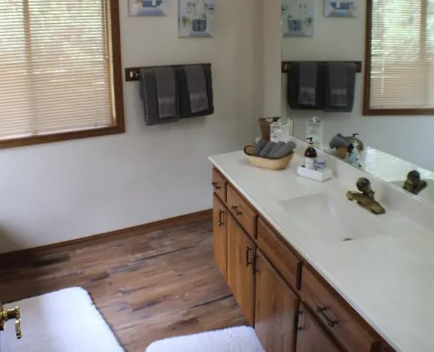 Holiday home Kathys Cabin, King Bed, Hot Tub, Near-nau & Downtown Attractions, Perfect Year-round Mountain Getaway