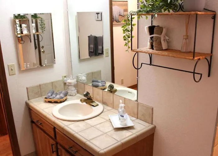 Holiday home Kathys Cabin, King Bed, Hot Tub, Near-nau & Downtown Attractions, Perfect Year-round Mountain Getaway